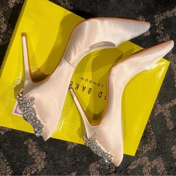 LIKE NEW TED BAKER LONDON MIEON STILETTOS IN LIGHT CREAM - WORN ONCE INDOORS! - Picture 11 of 16